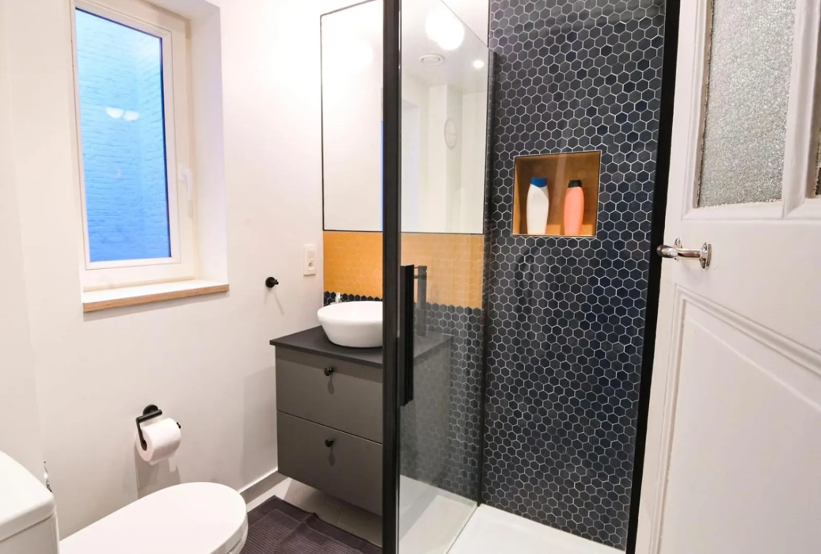 Cozy And Confortable Room Near Brussels Central Station Guest house